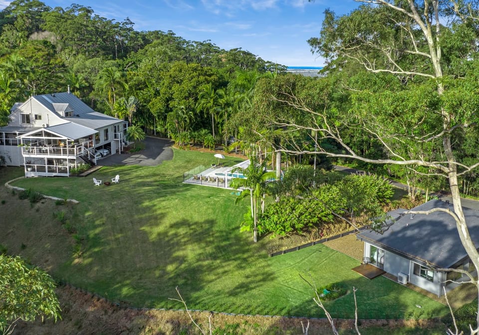 2 Homes: First Class Acreage Property!