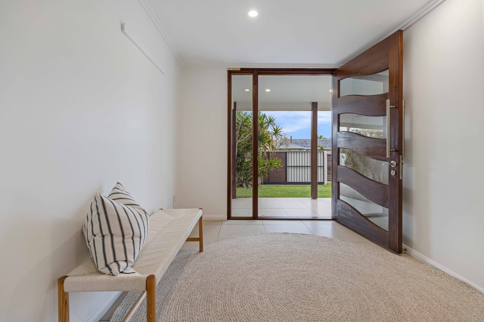 Beachside Entertainer: Footsteps to Lake, Surf, Sand!
