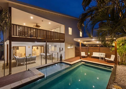 Beachside Entertainer: Footsteps to Lake, Surf, Sand!
