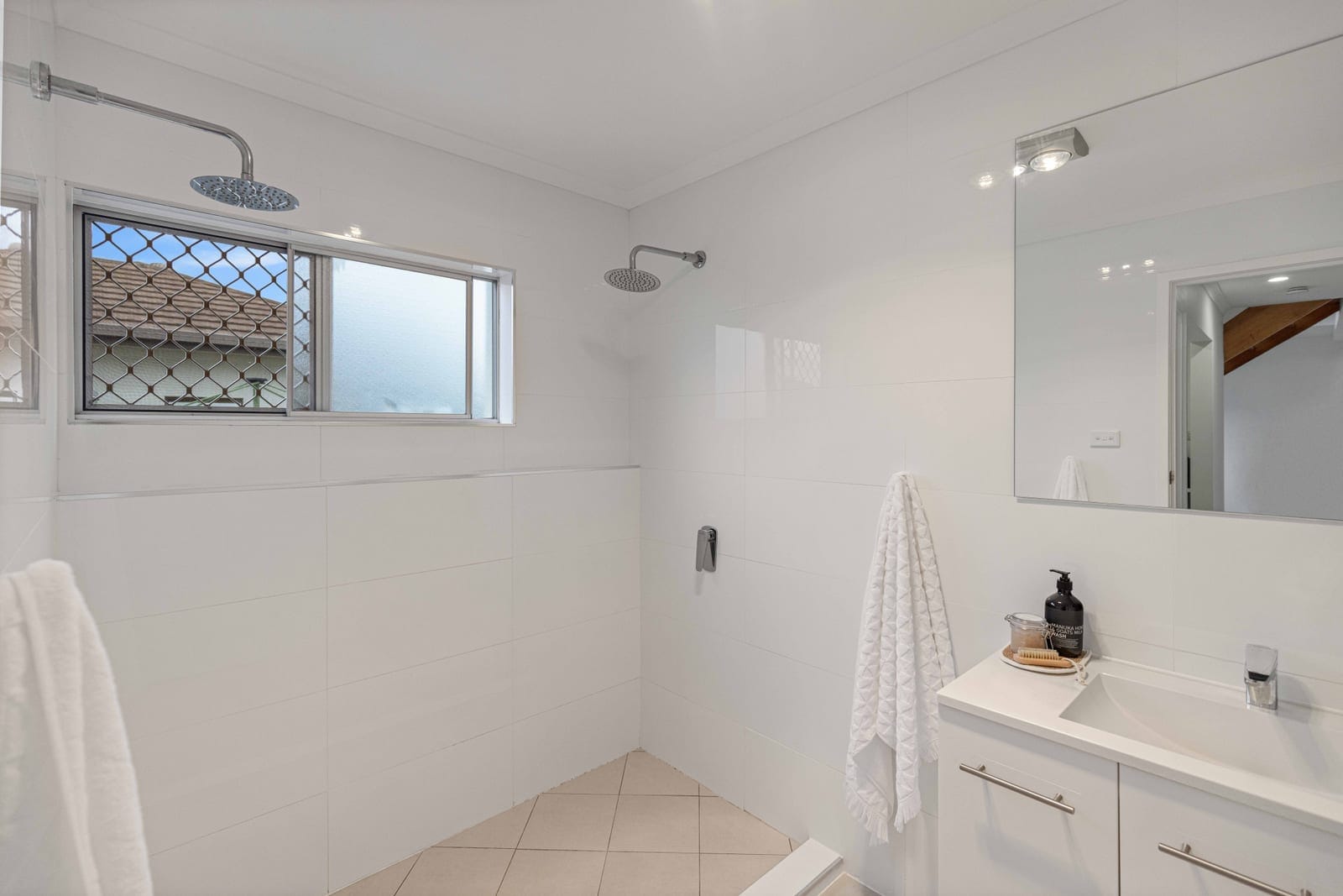 Beachside Entertainer: Footsteps to Lake, Surf, Sand!