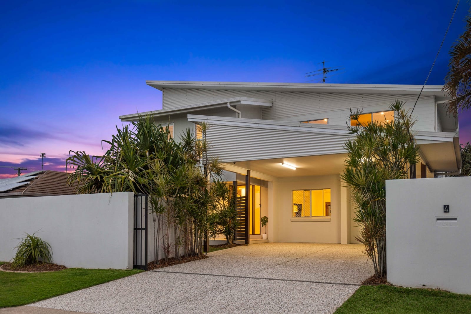 Beachside Entertainer: Footsteps to Lake, Surf, Sand!