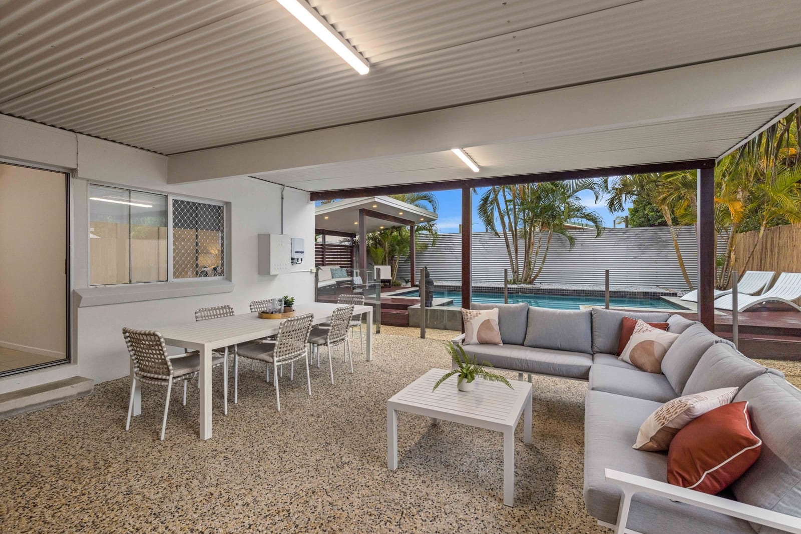 Beachside Entertainer: Footsteps to Lake, Surf, Sand!