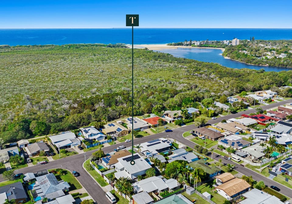 Beachside Entertainer: Footsteps to Lake, Surf, Sand!