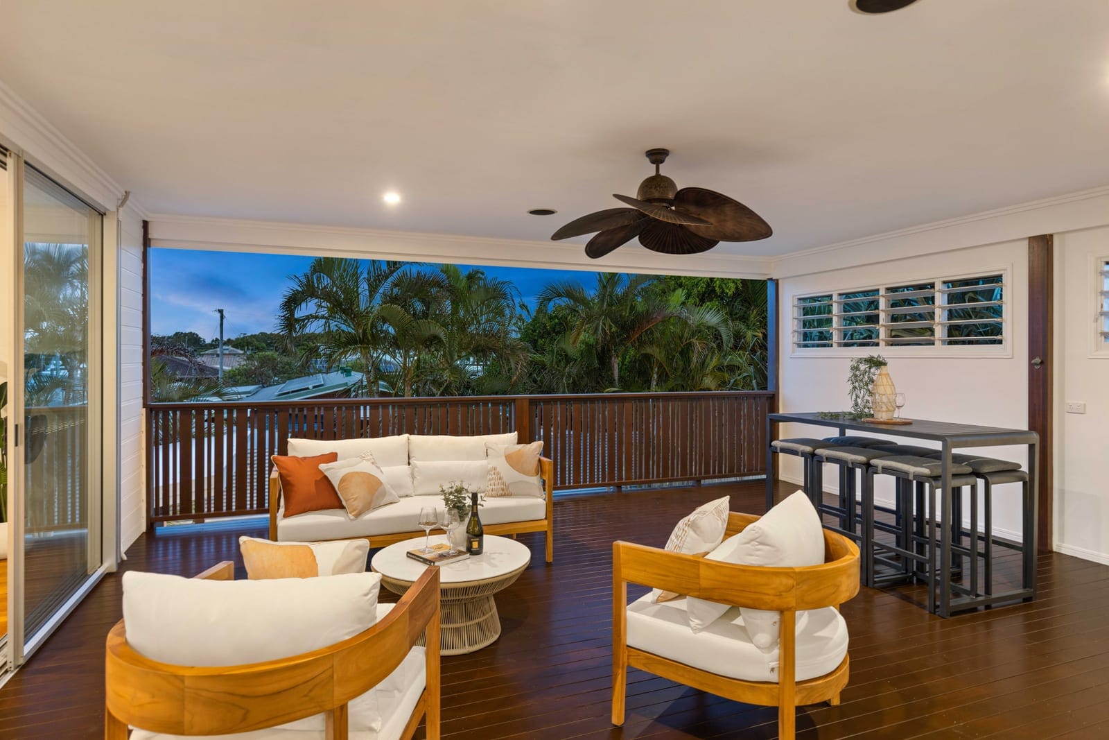 Beachside Entertainer: Footsteps to Lake, Surf, Sand!