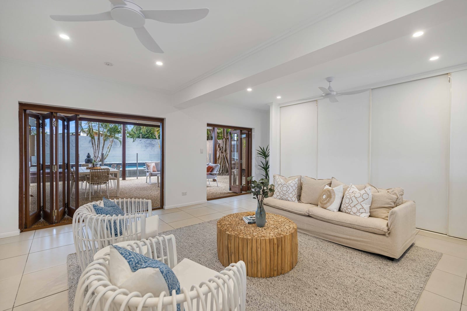 Beachside Entertainer: Footsteps to Lake, Surf, Sand!