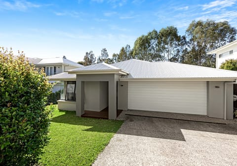 Easy care, Single-level Home with Golf Course Backdrop!