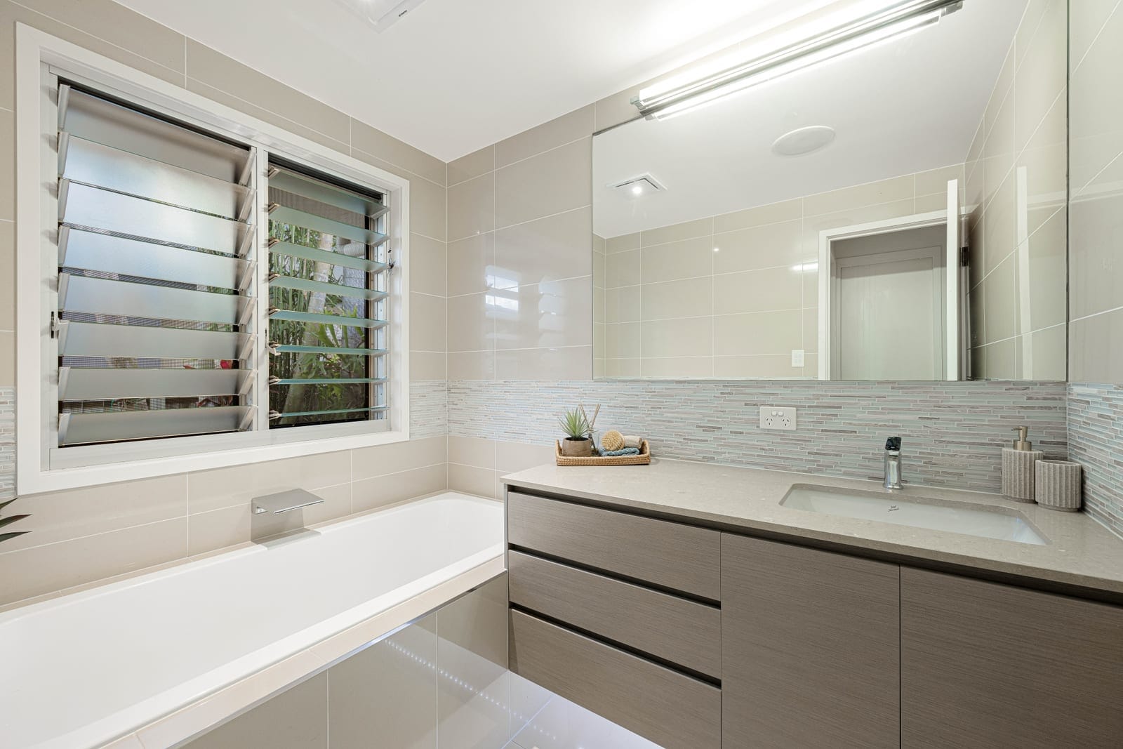 Elegant Sanctuary in Central Coolum Beach