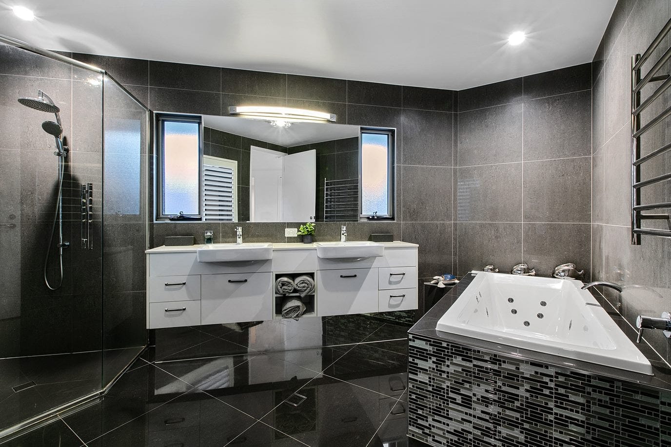 Waterfront Magnificence – Prestige, Lifestyle, Location!