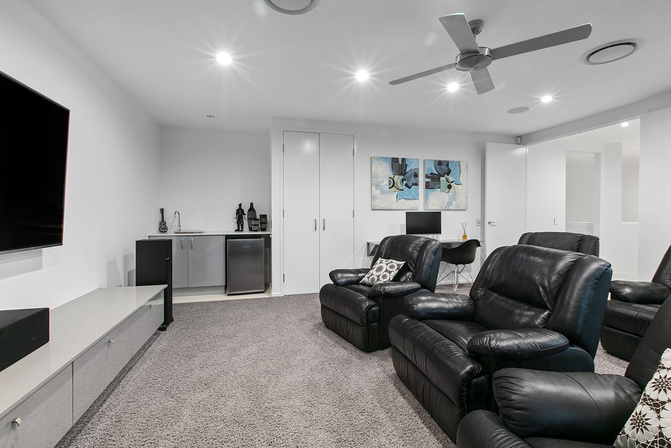Waterfront Magnificence – Prestige, Lifestyle, Location!