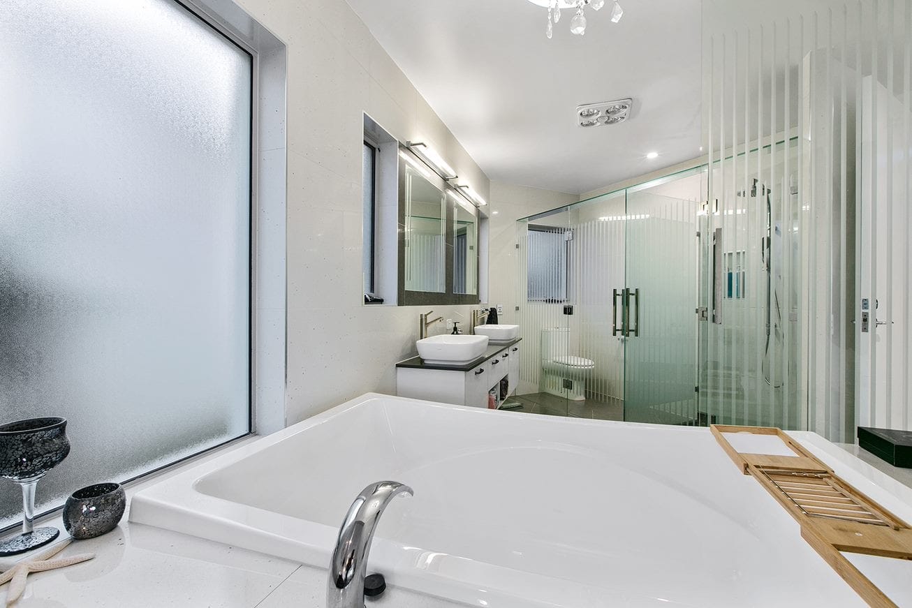 Waterfront Magnificence – Prestige, Lifestyle, Location!