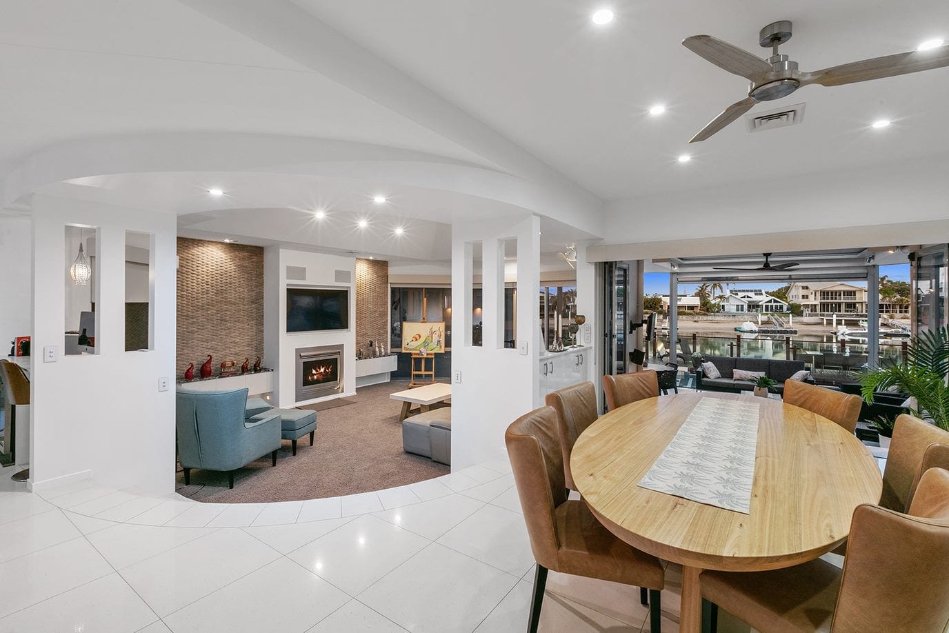 Waterfront Magnificence – Prestige, Lifestyle, Location!