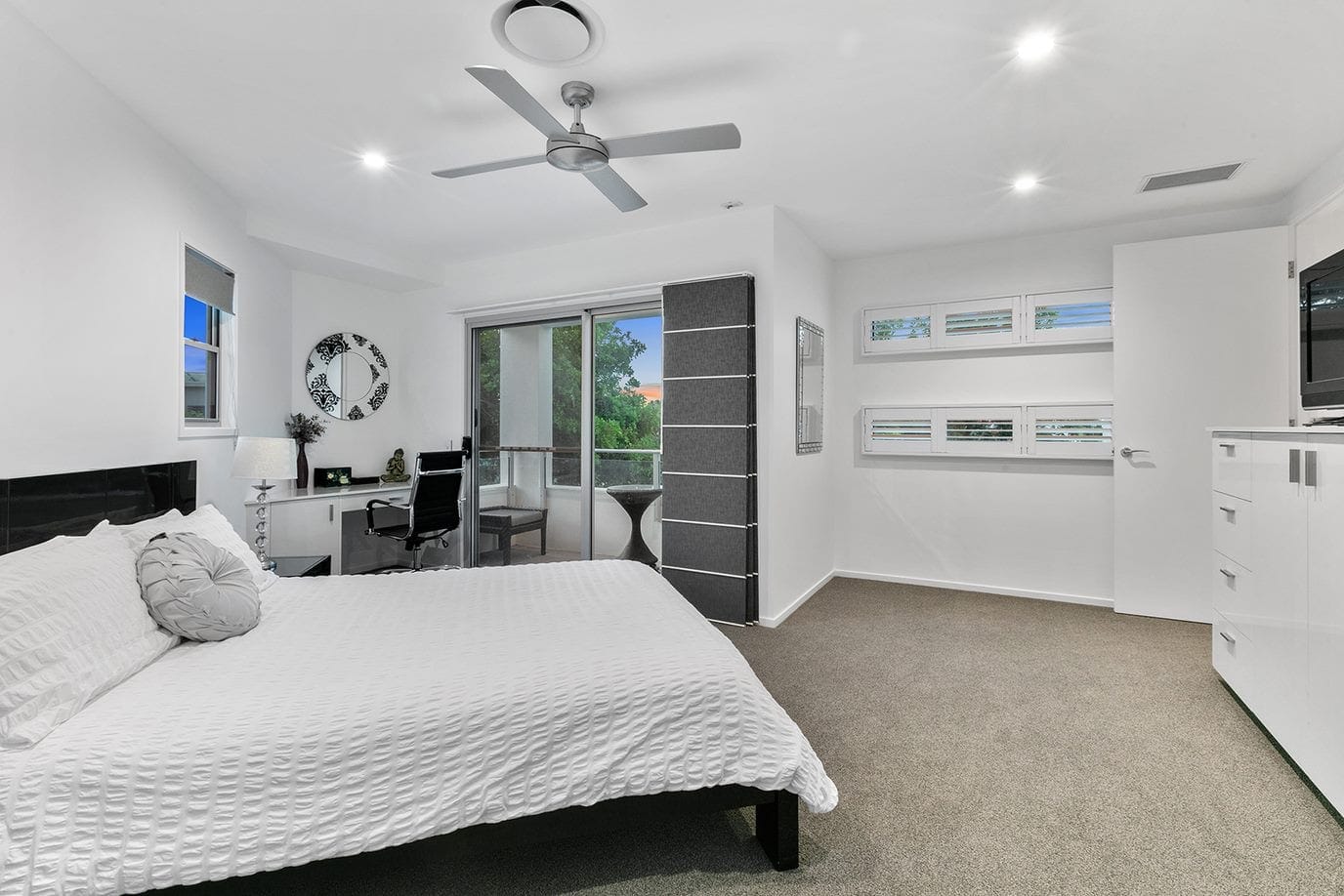 Waterfront Magnificence – Prestige, Lifestyle, Location!