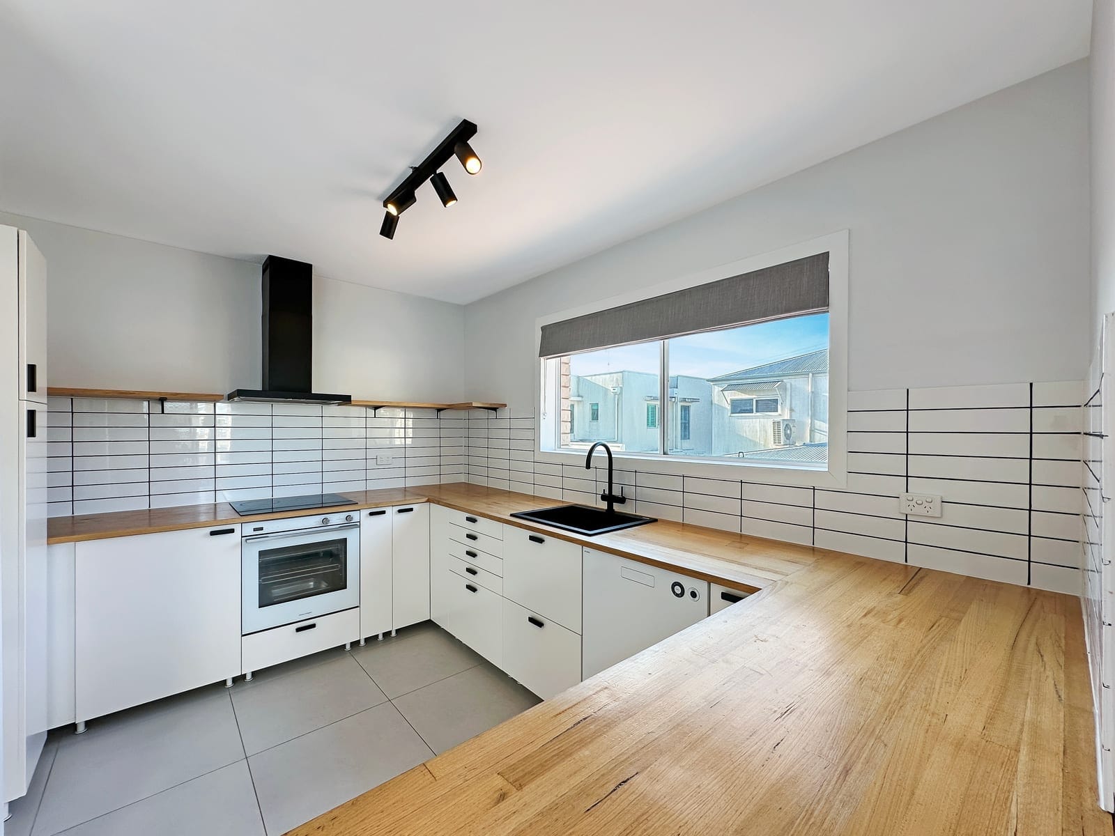 Bright, Light, Renovated – 100m to Beach