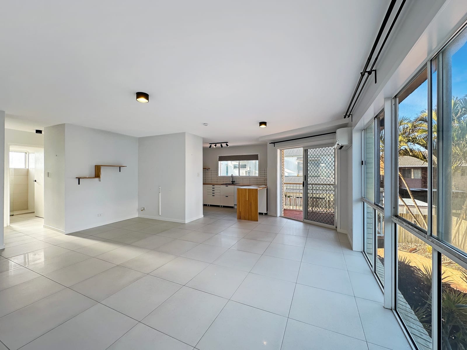 Bright, Light, Renovated – 100m to Beach