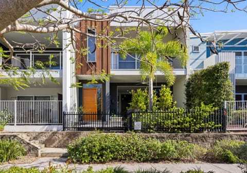 North Facing, Sunshine Cove Stunner