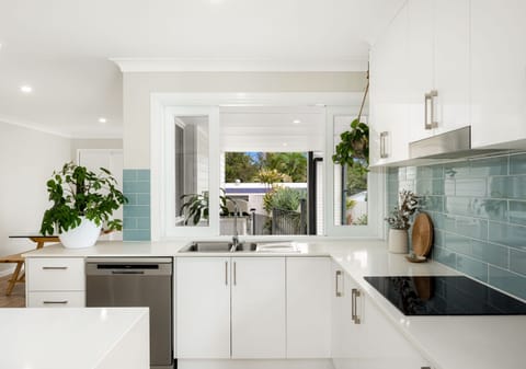 Renovated Family Oasis Minutes from the Beach and CBD