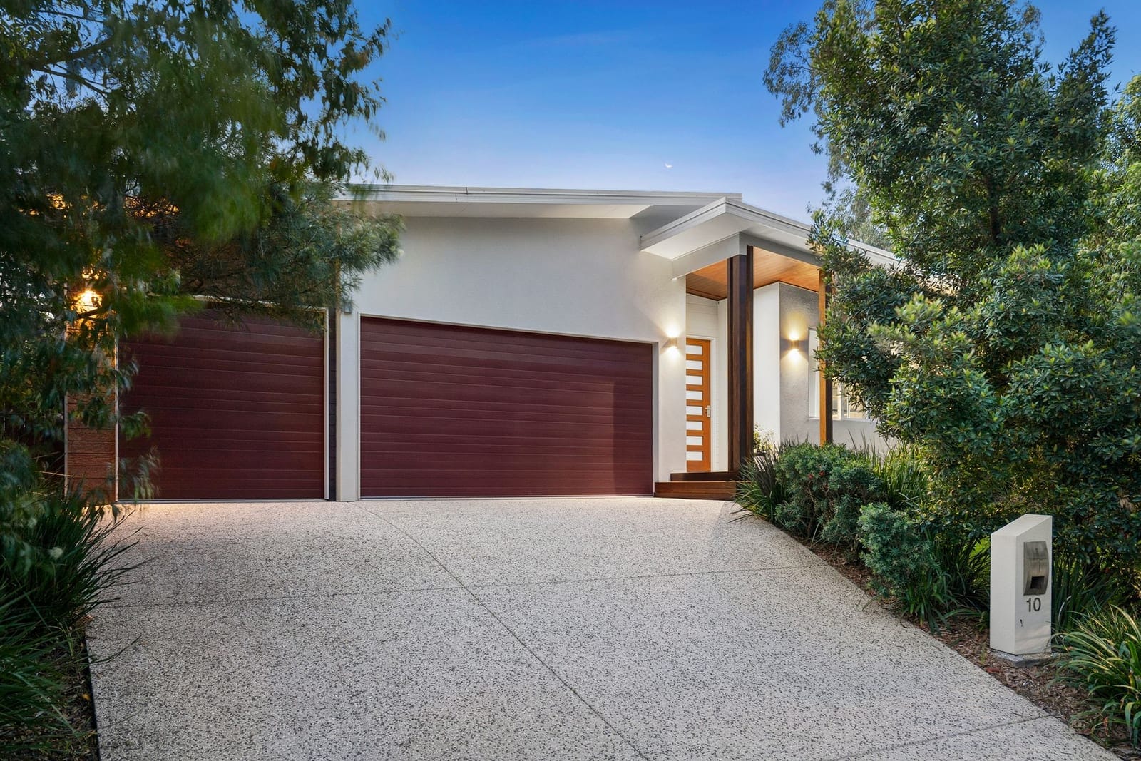 Elegant, Private, Single-Level Family Entertainer on 843sqm