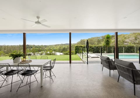 Lifestyle Magnificence, Elegant Entertainer