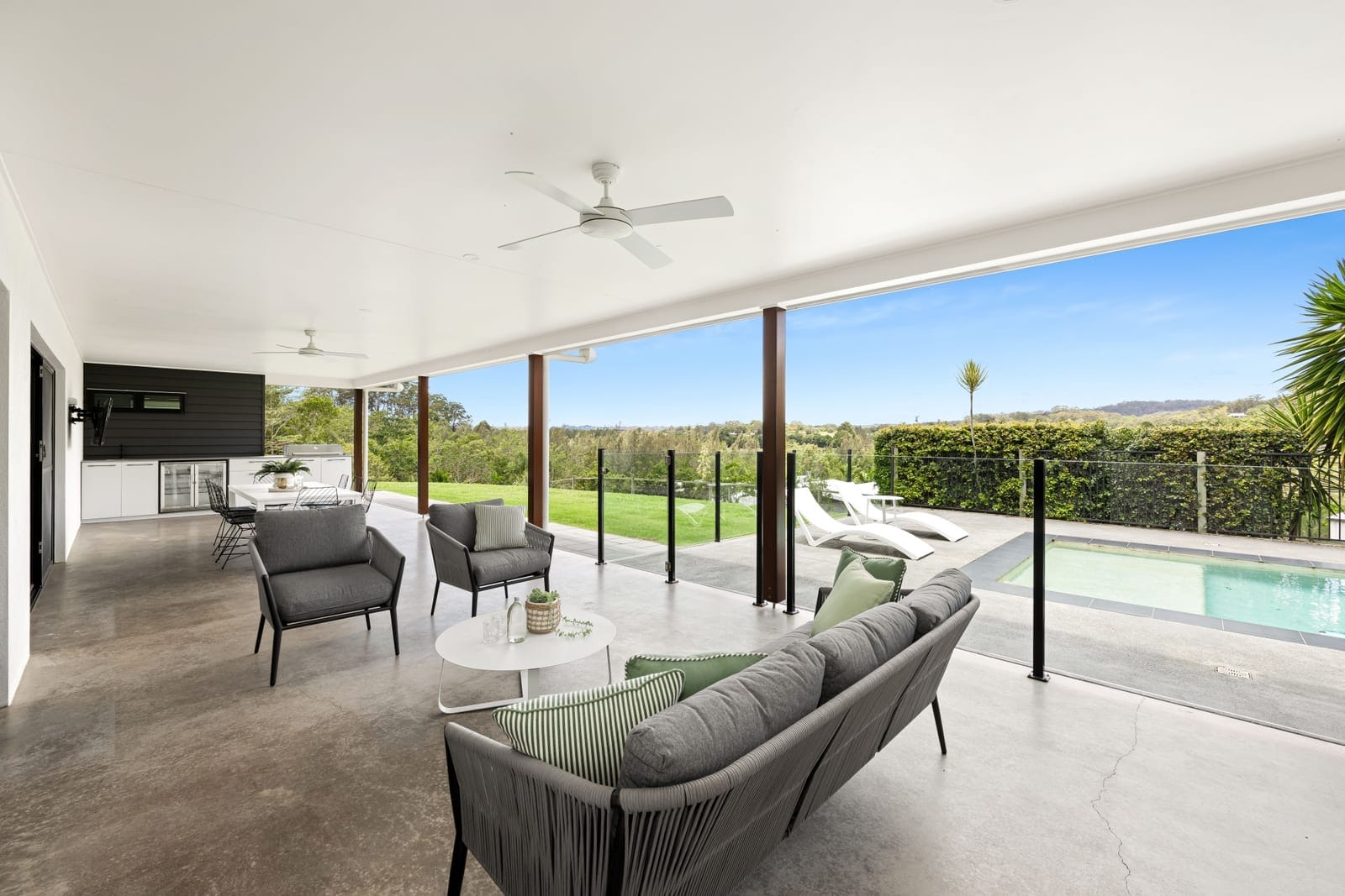 Lifestyle Magnificence, Elegant Entertainer