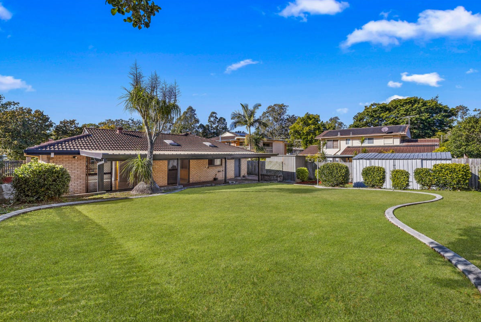Expansive Lowset Home Near Nature & Golf Course