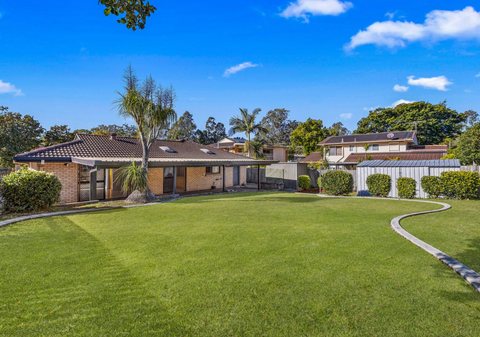 Expansive Lowset Home Near Nature & Golf Course