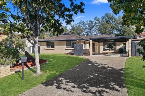 Expansive Lowset Home Near Nature & Golf Course