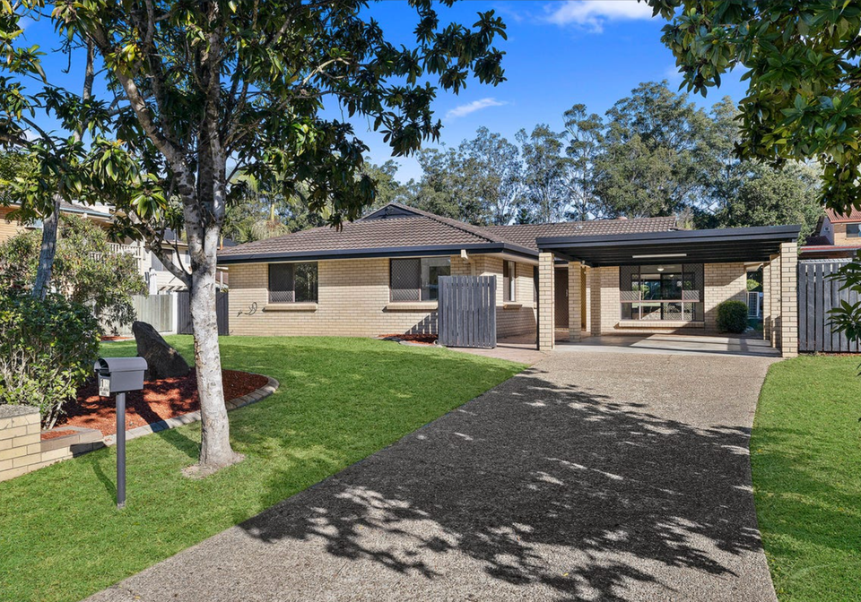 Expansive Lowset Home Near Nature & Golf Course