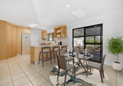 Expansive Lowset Home Near Nature & Golf Course