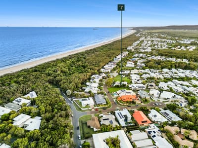 Light-filled architecturally designed home, 100m to beach!