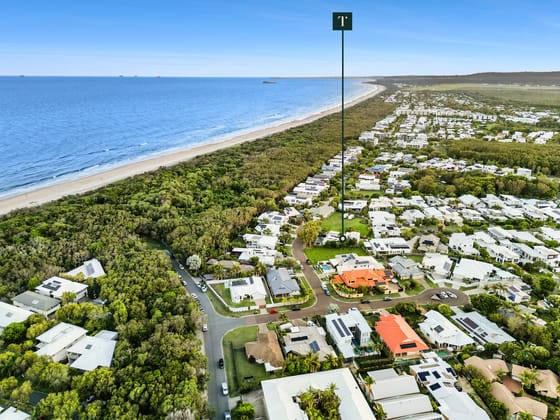 Light-filled architecturally designed home, 100m to beach!
