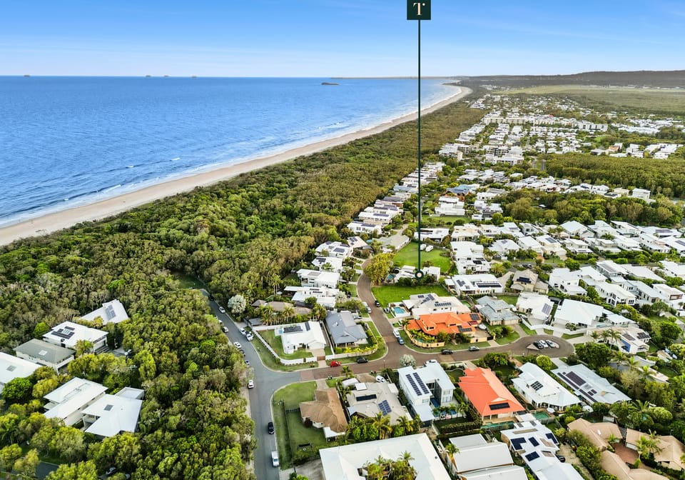 Light-filled architecturally designed home, 100m to beach!