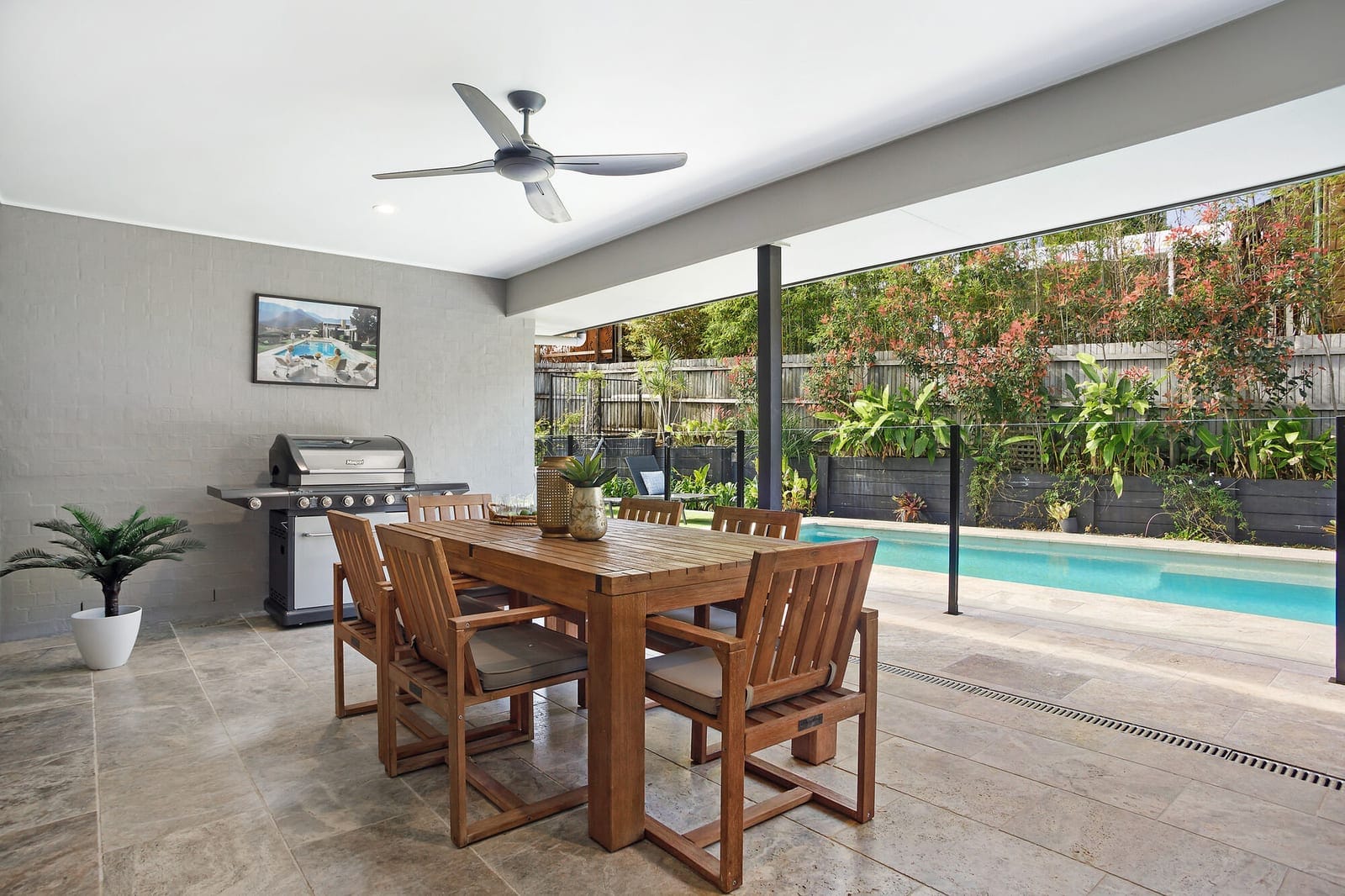 Superb family living minutes from the beach