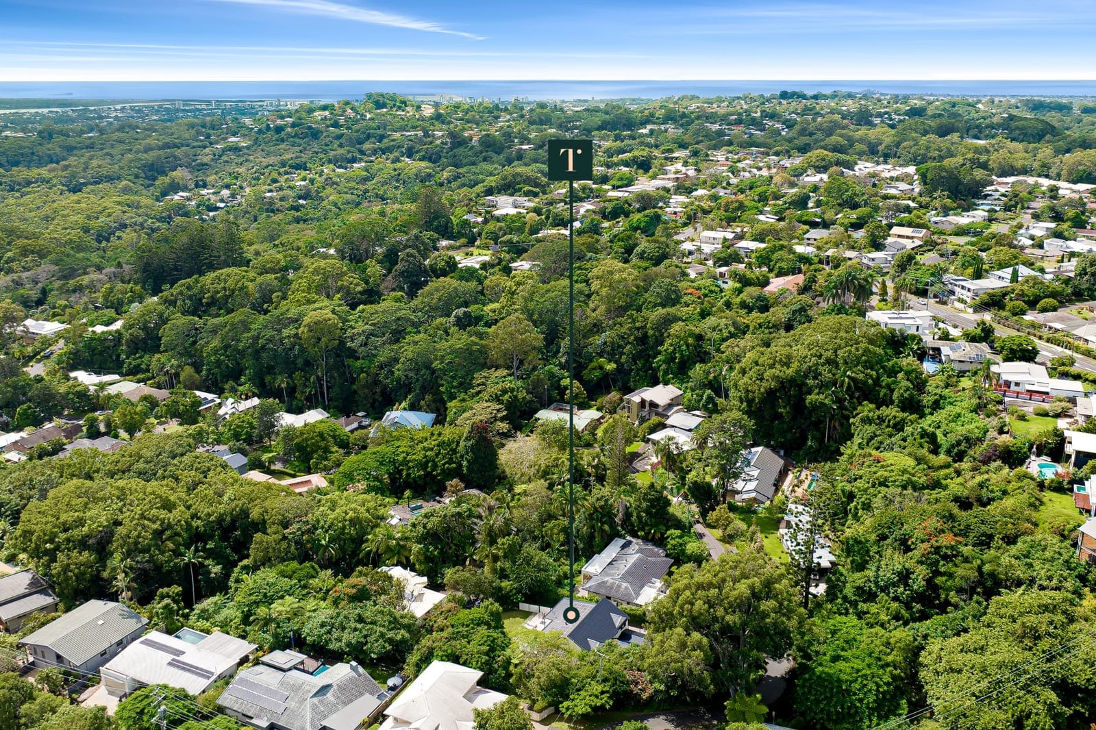 ​Elegant Entertainer on Private, Leafy ¼ Acre