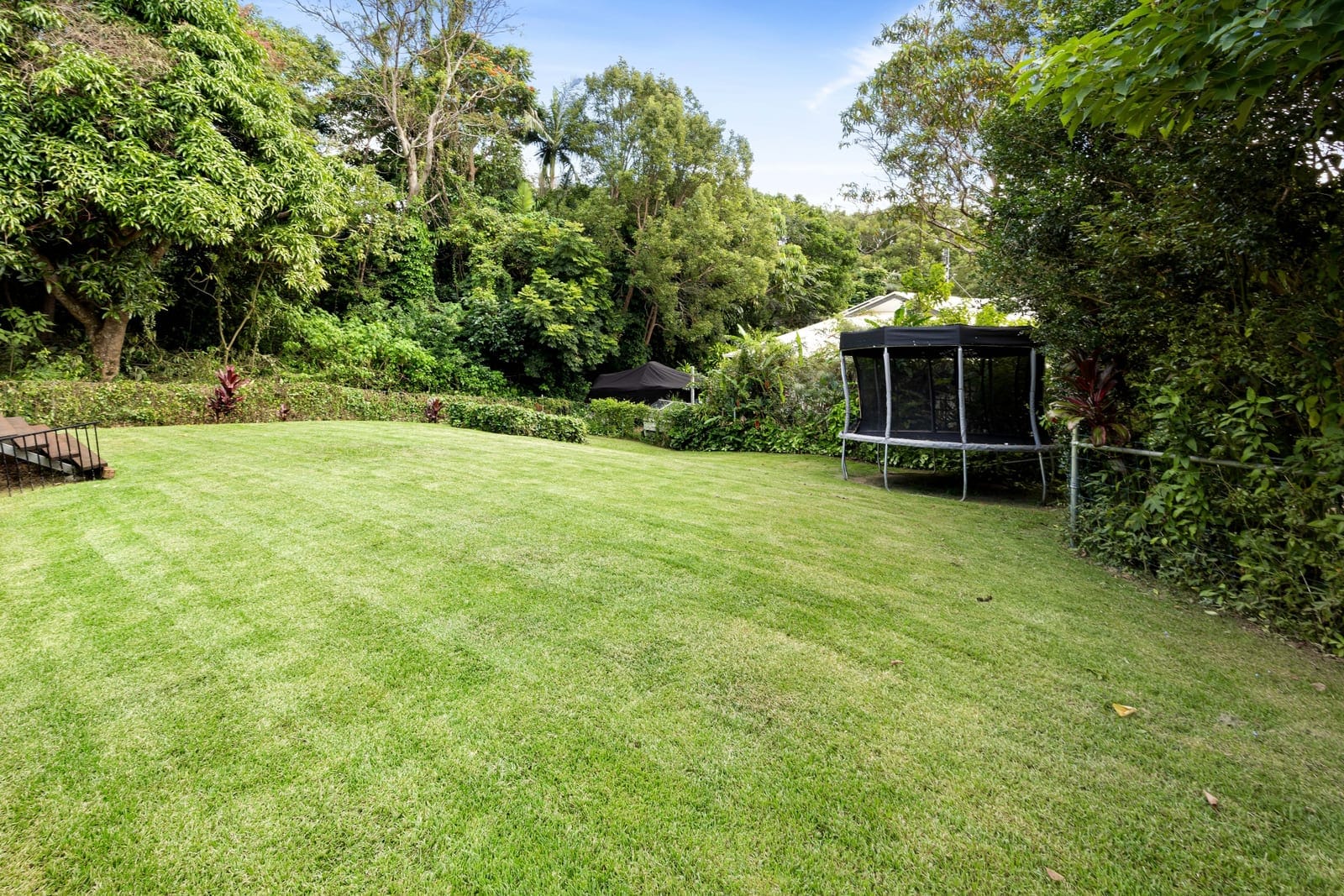 ​Elegant Entertainer on Private, Leafy ¼ Acre