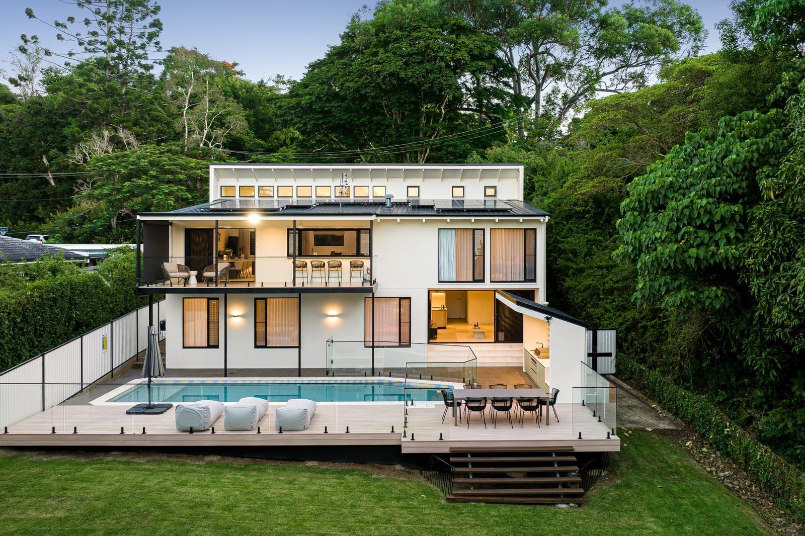 ​Elegant Entertainer on Private, Leafy ¼ Acre