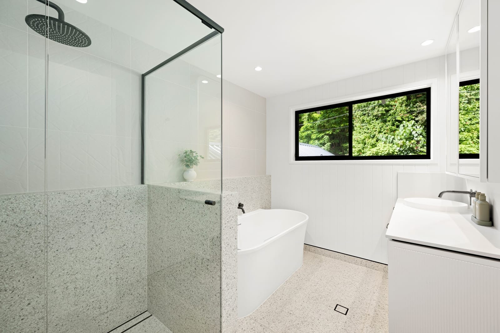 ​Elegant Entertainer on Private, Leafy ¼ Acre