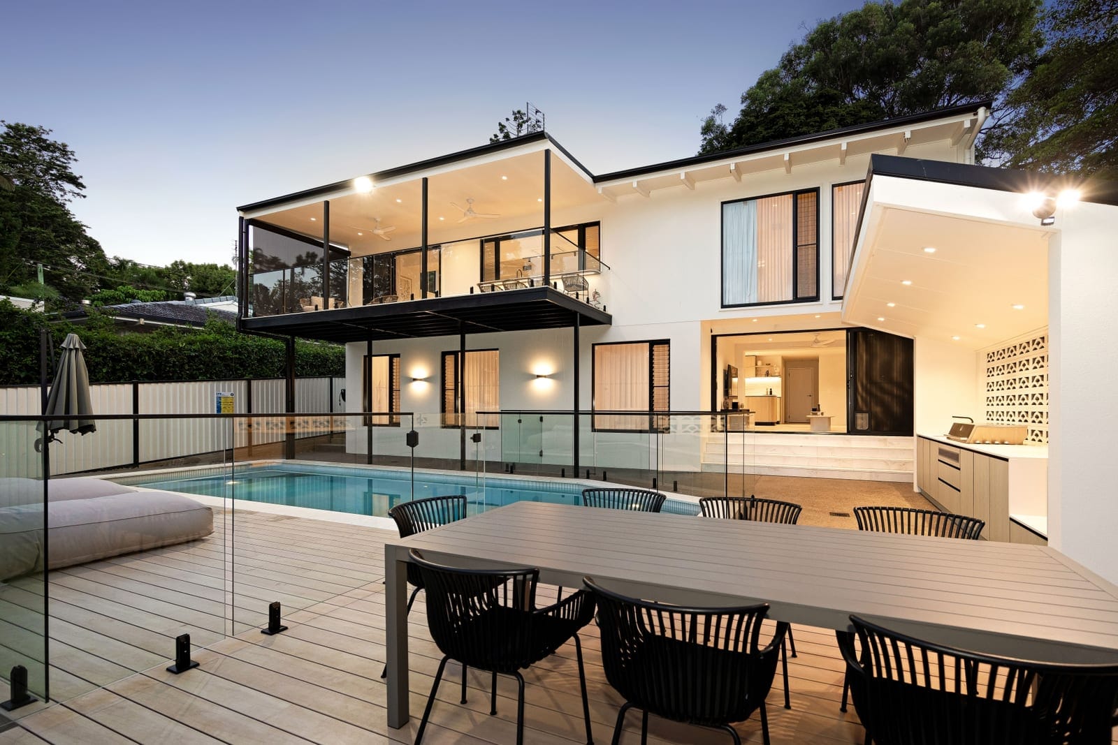 ​Elegant Entertainer on Private, Leafy ¼ Acre