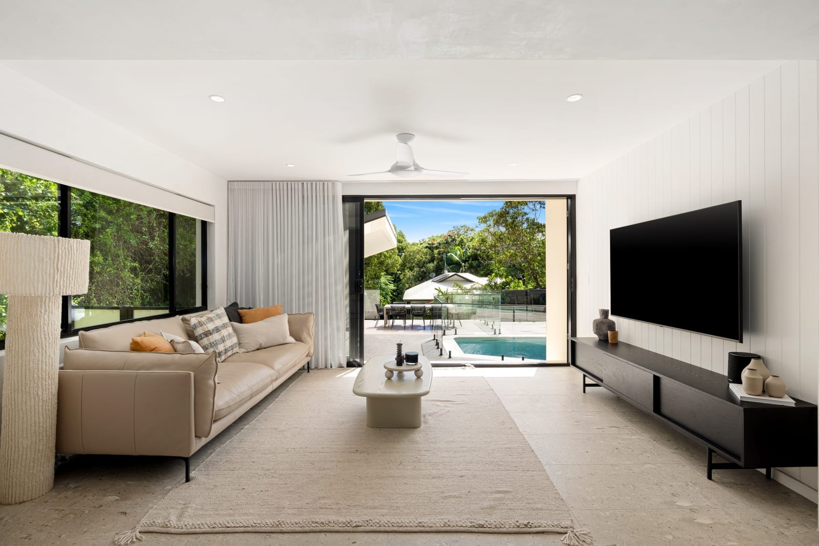 ​Elegant Entertainer on Private, Leafy ¼ Acre