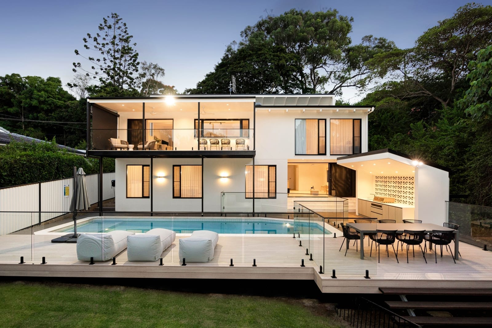 ​Elegant Entertainer on Private, Leafy ¼ Acre