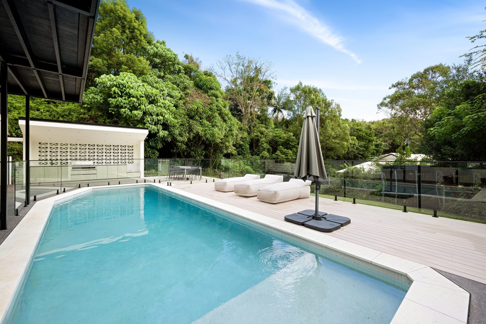 ​Elegant Entertainer on Private, Leafy ¼ Acre