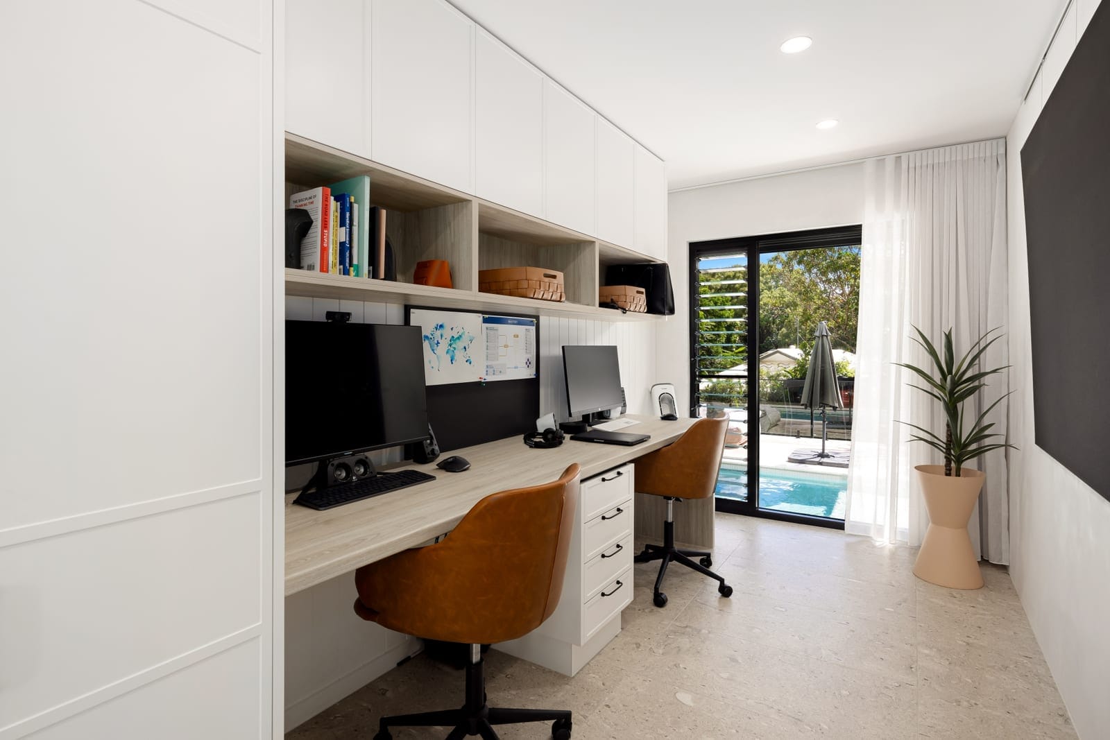 ​Elegant Entertainer on Private, Leafy ¼ Acre