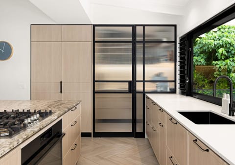 ​Elegant Entertainer on Private, Leafy ¼ Acre