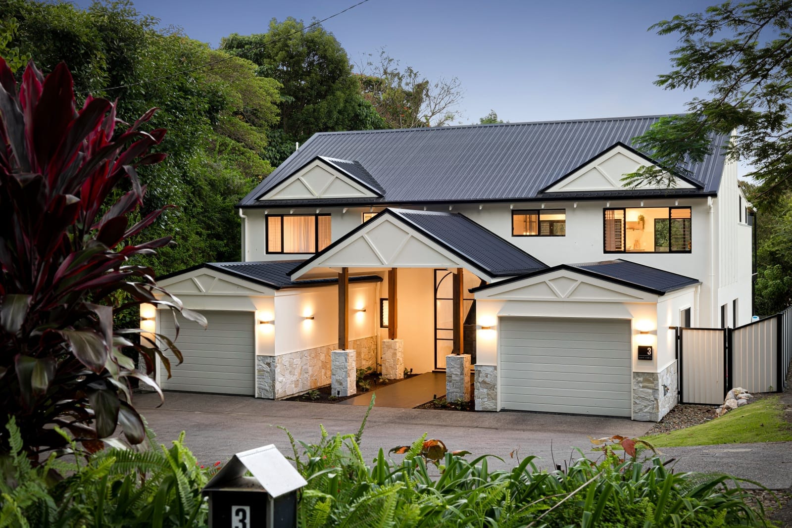 ​Elegant Entertainer on Private, Leafy ¼ Acre