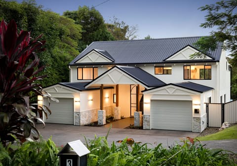 ​Elegant Entertainer on Private, Leafy ¼ Acre