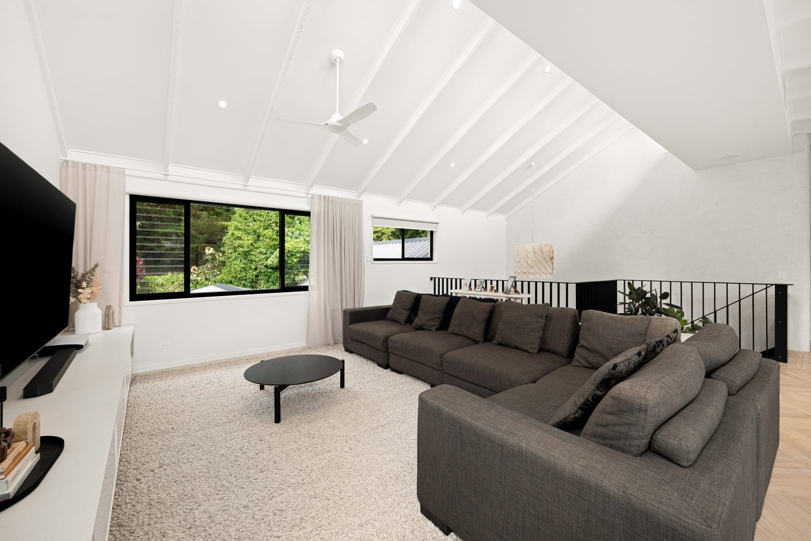 ​Elegant Entertainer on Private, Leafy ¼ Acre