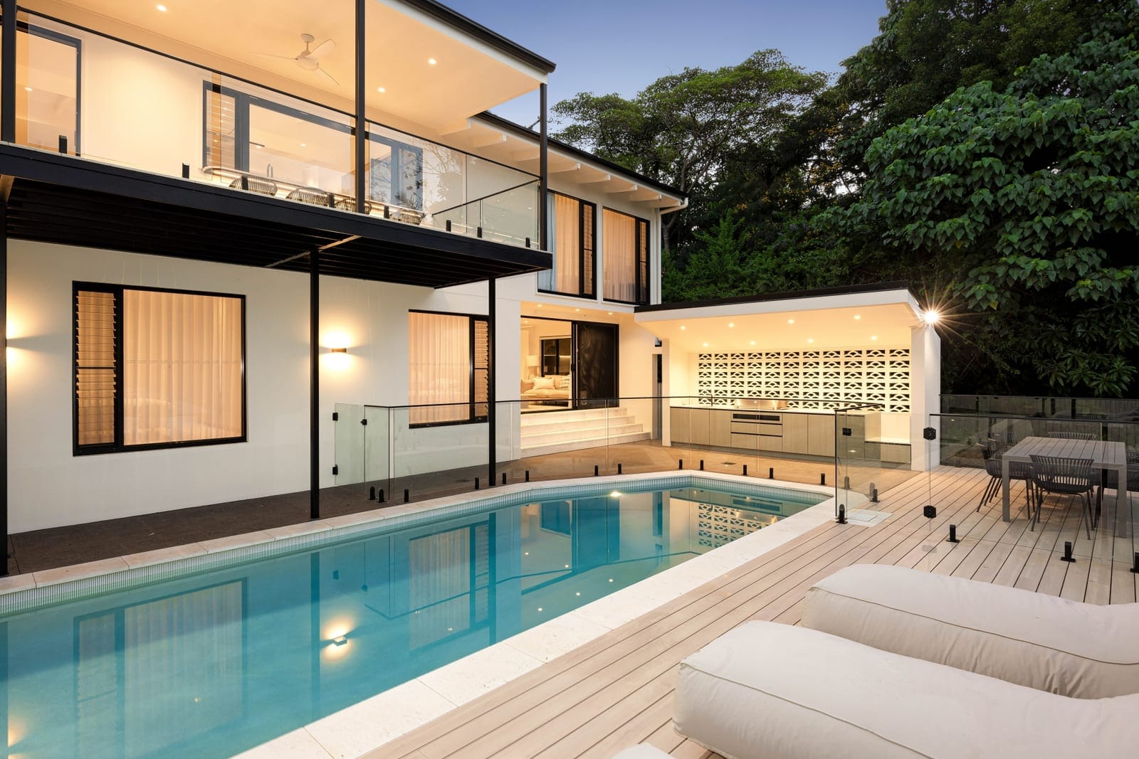 ​Elegant Entertainer on Private, Leafy ¼ Acre