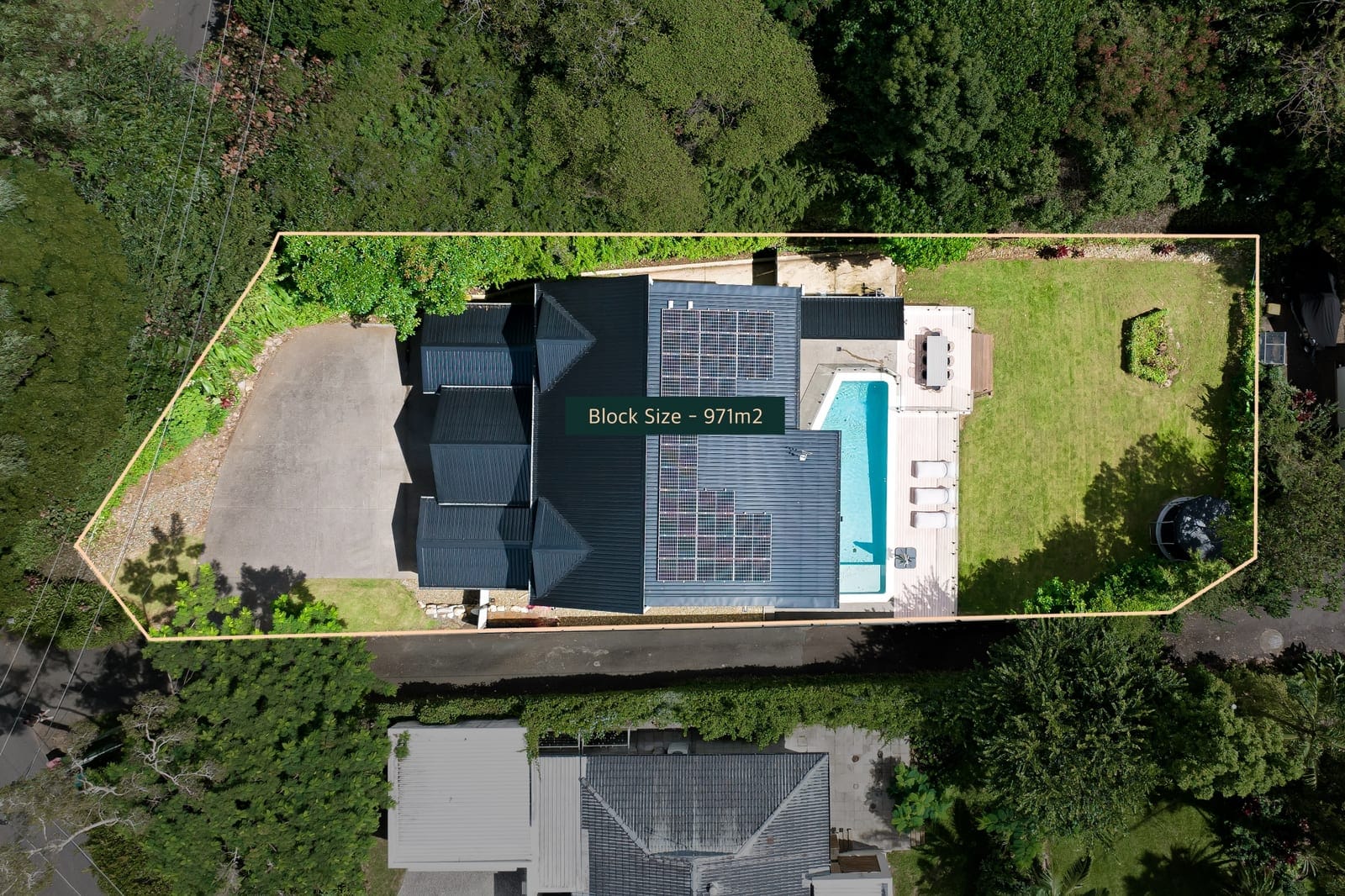 ​Elegant Entertainer on Private, Leafy ¼ Acre
