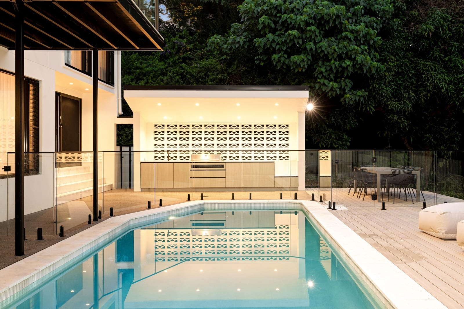 ​Elegant Entertainer on Private, Leafy ¼ Acre