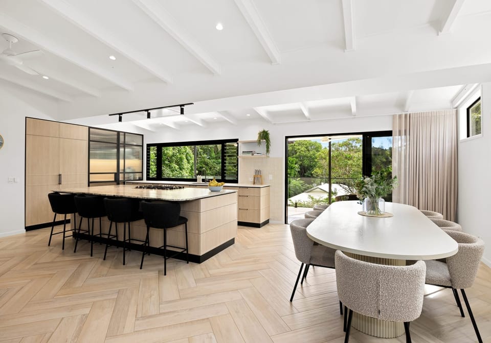 ​Elegant Entertainer on Private, Leafy ¼ Acre
