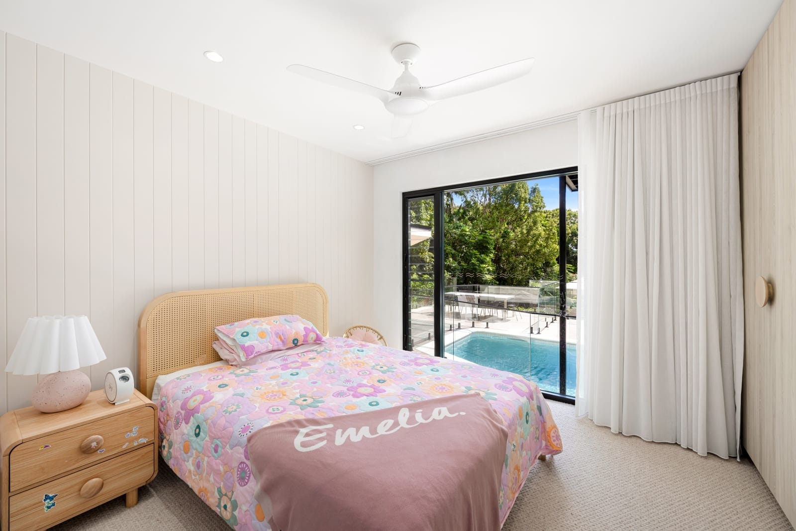 ​Elegant Entertainer on Private, Leafy ¼ Acre